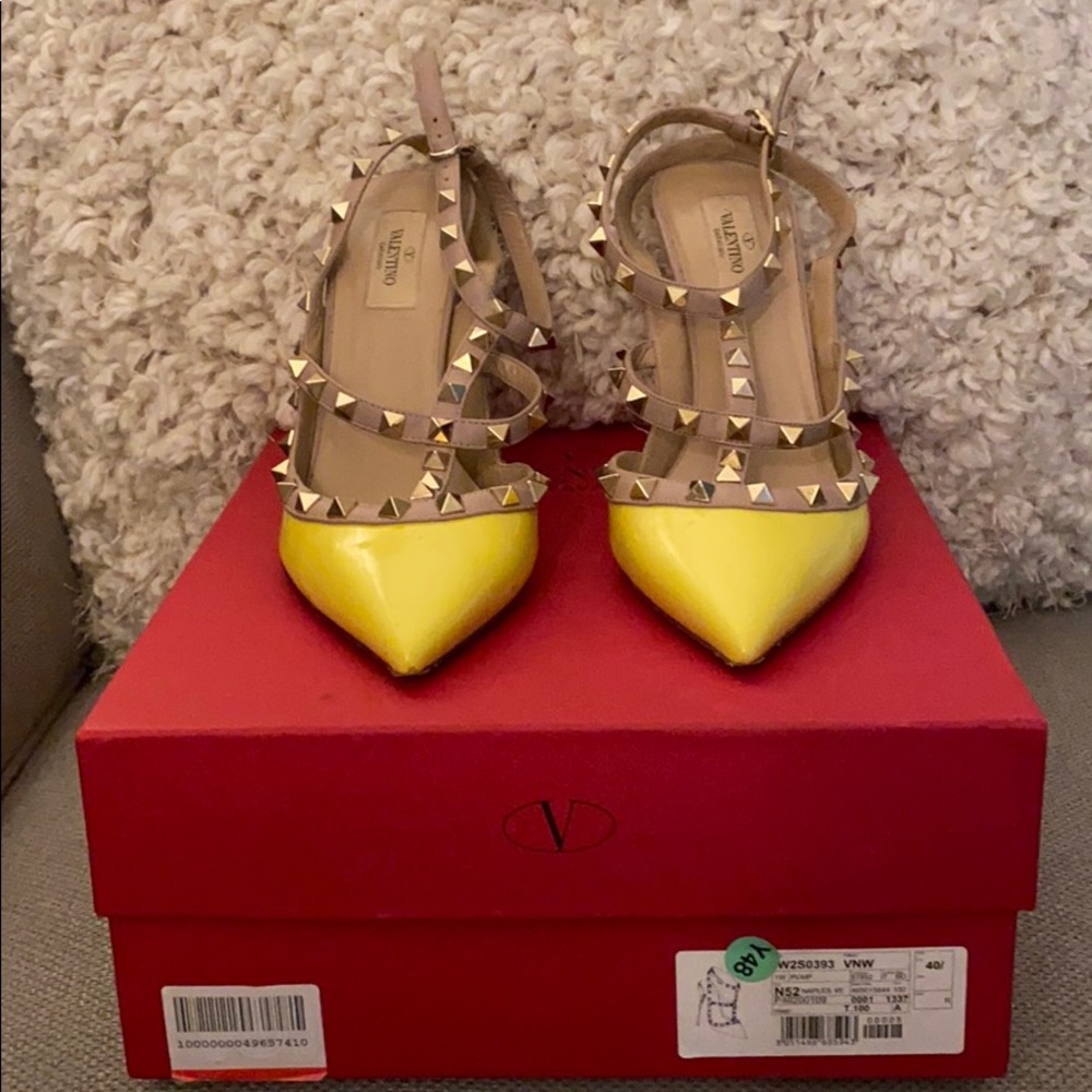 ***SOLD***Gorgeous Yellow Valentino Pumps